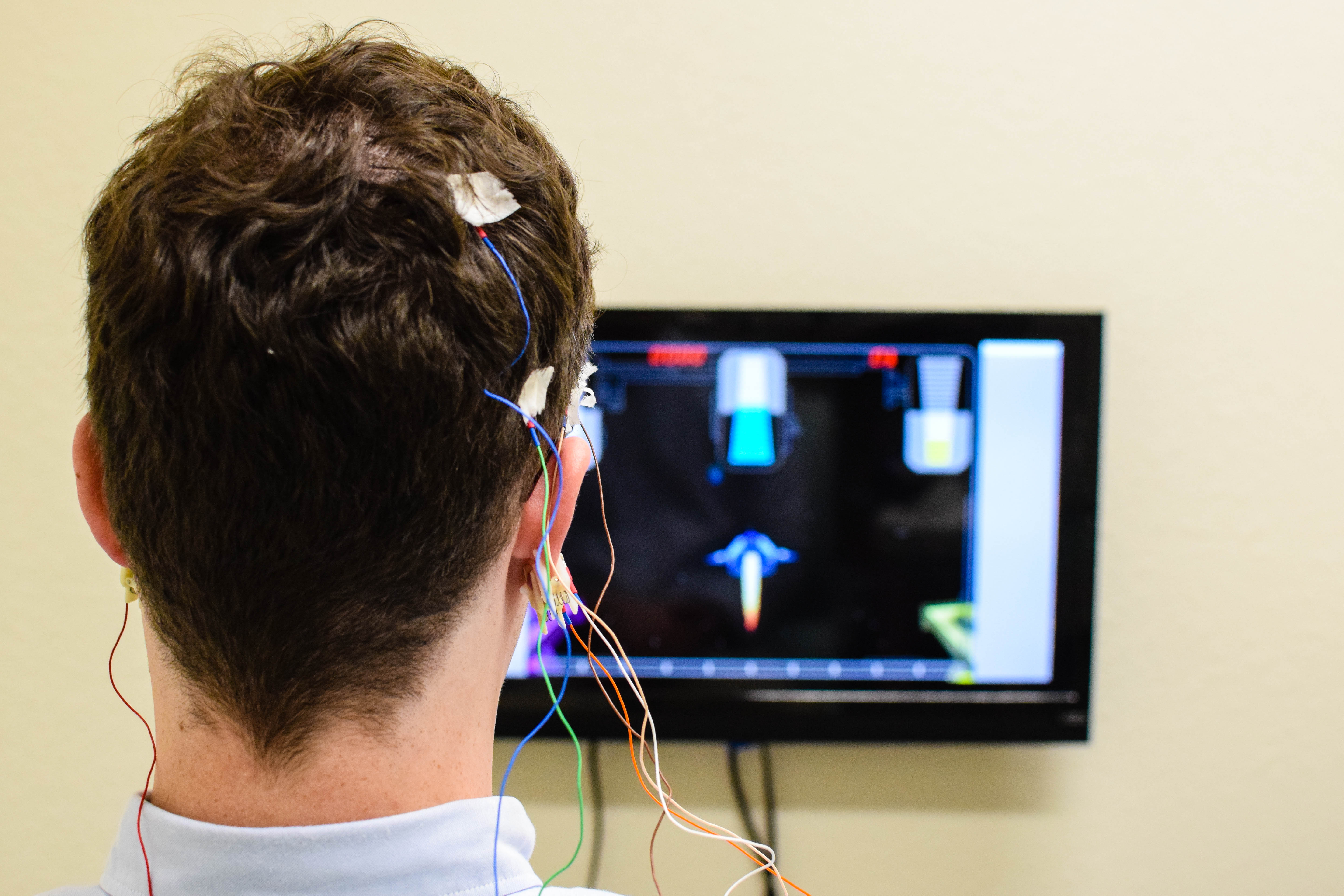 Психо нейро. Нейрофидбэк. Neurofeedback терапия. Человек в датчиках.
