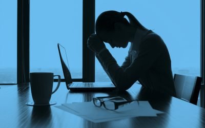 آیا افسردگی را باید در محل کار در میان گذاشت؟