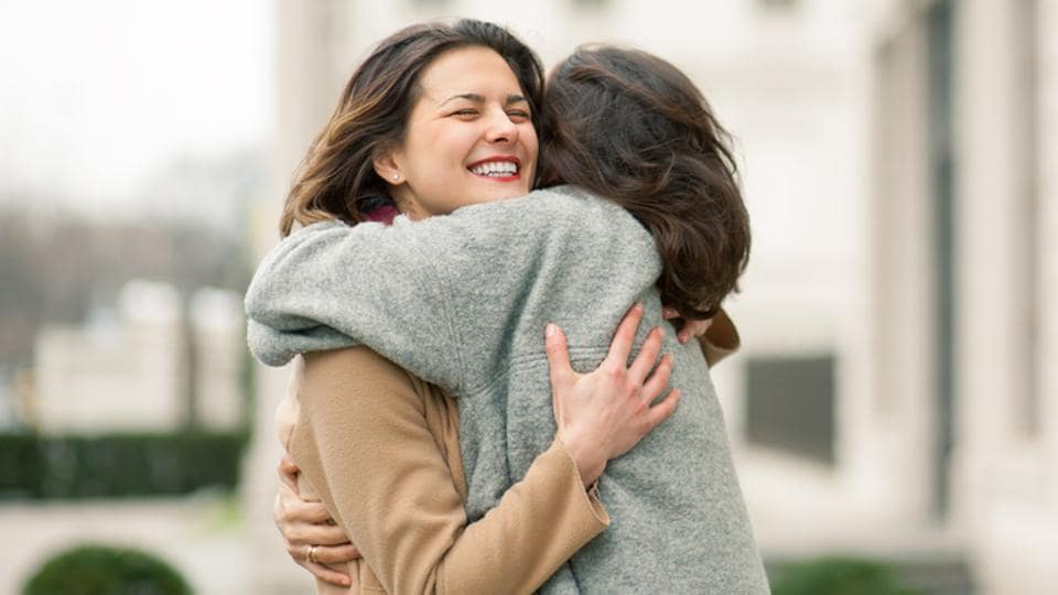 چرا دوست داریم کسی را بغل کنیم؟ (در مغز چه می گذرد!)