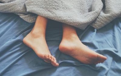 کدام طرف بخوابیم؟ بهترین جهت برای خواب سالم؟