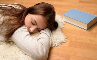 خوابیدن روی زمین: مزایا و عوارض