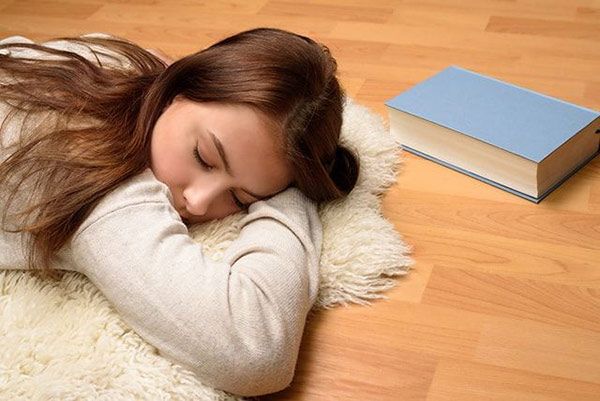 خوابیدن روی زمین: مزایا و عوارض