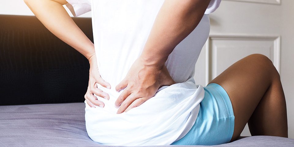 چرا وقتی از خواب بیدار می شوم کمرم درد می کند؟