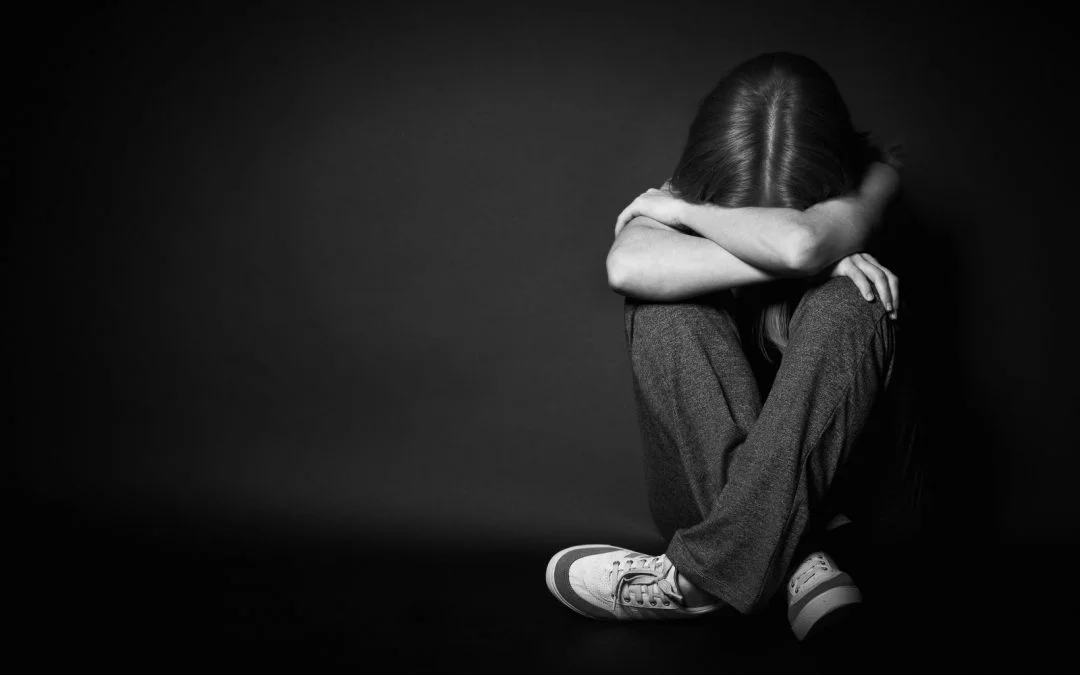افسرده شدم چیکار کنم؟ (راه درمان شما اینجاست!)