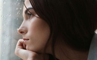چرا افسرده می شویم؟ (+راهکارهای جلوگیری)