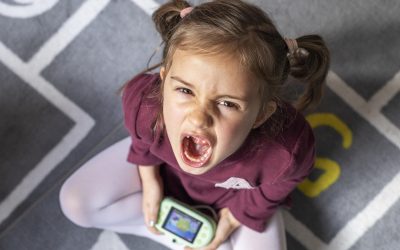 با بچه عصبانی چگونه رفتار کنیم؟ (8 راهکار)