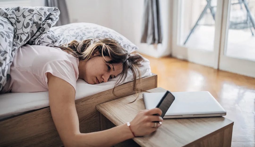 چگونه کمتر بخوابیم: روش های کاهش خواب و حفظ انرژی در طول روز