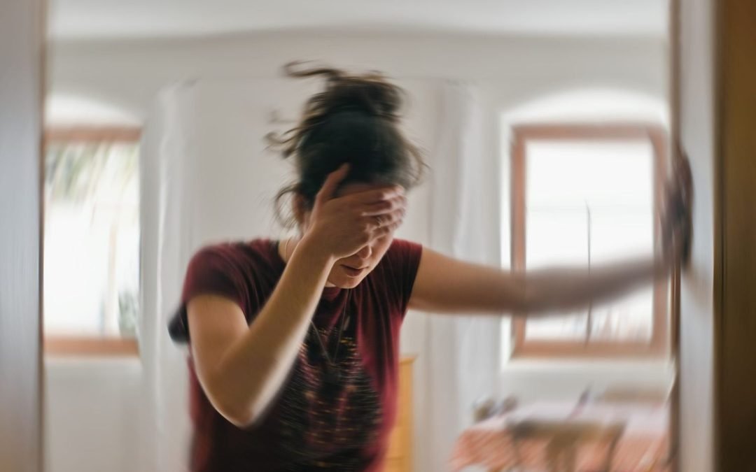 چرا تشنج می کنم؟ علل و راهکارهای درمانی