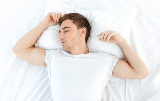 طاق باز خوابیدن آیا درست است؟