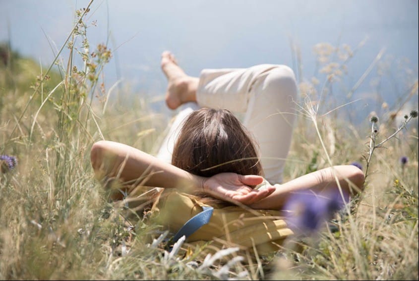 در لحظه زندگی کردن با روش کندزیستی (slow living) چیست؟ هنر آهسته زیستن